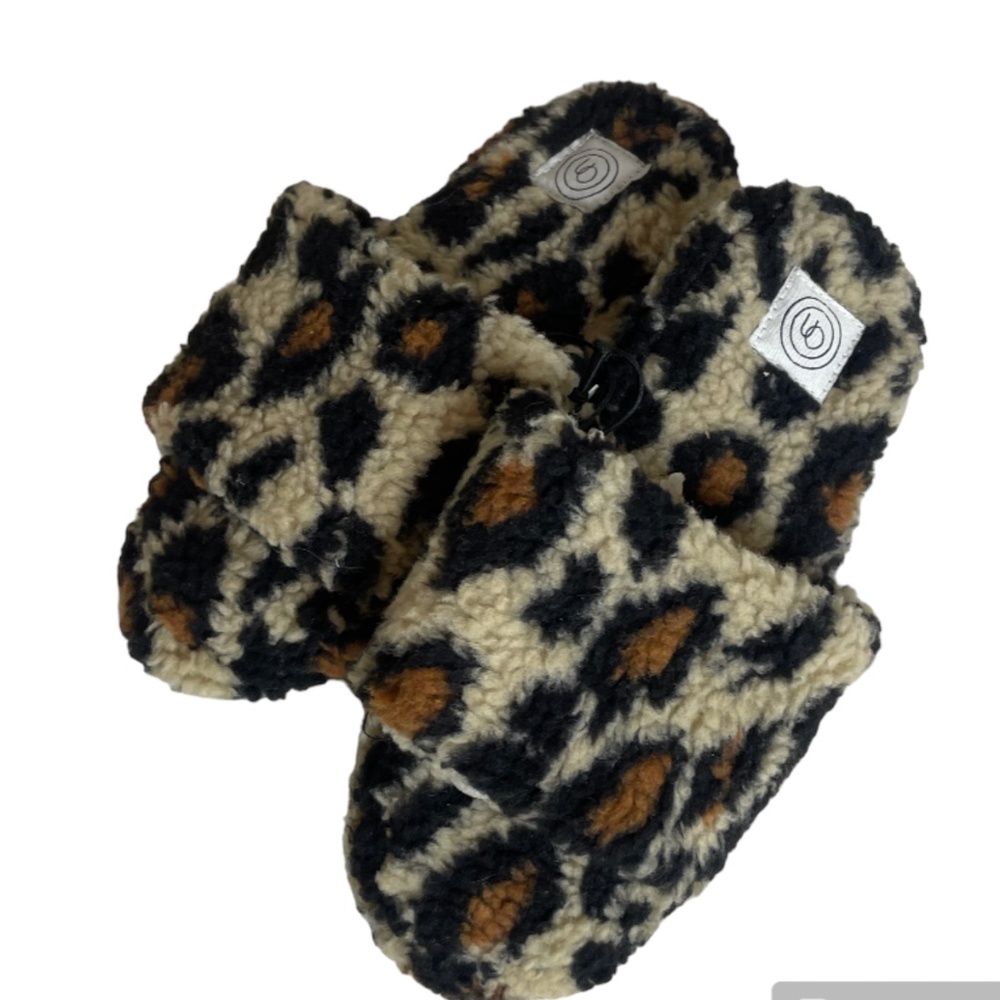 ⭐️ Leopard Cheetah Sherpa Like Trendy Artsy Cat Comfy Lounge Home Hip Slippers